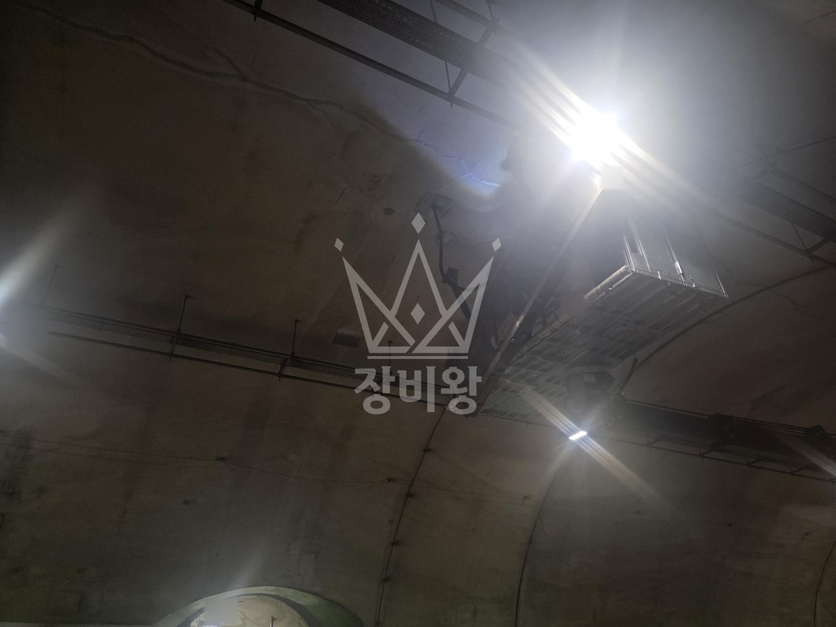 경기 화성시 만세구 남양읍 3.5톤 스카이차 터널 내부 간판 고정 작업사진 2