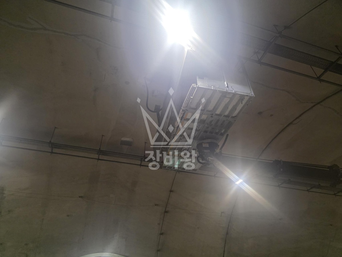 경기 화성시 만세구 남양읍 3.5톤 스카이차 터널 내부 간판 고정 작업사진 3