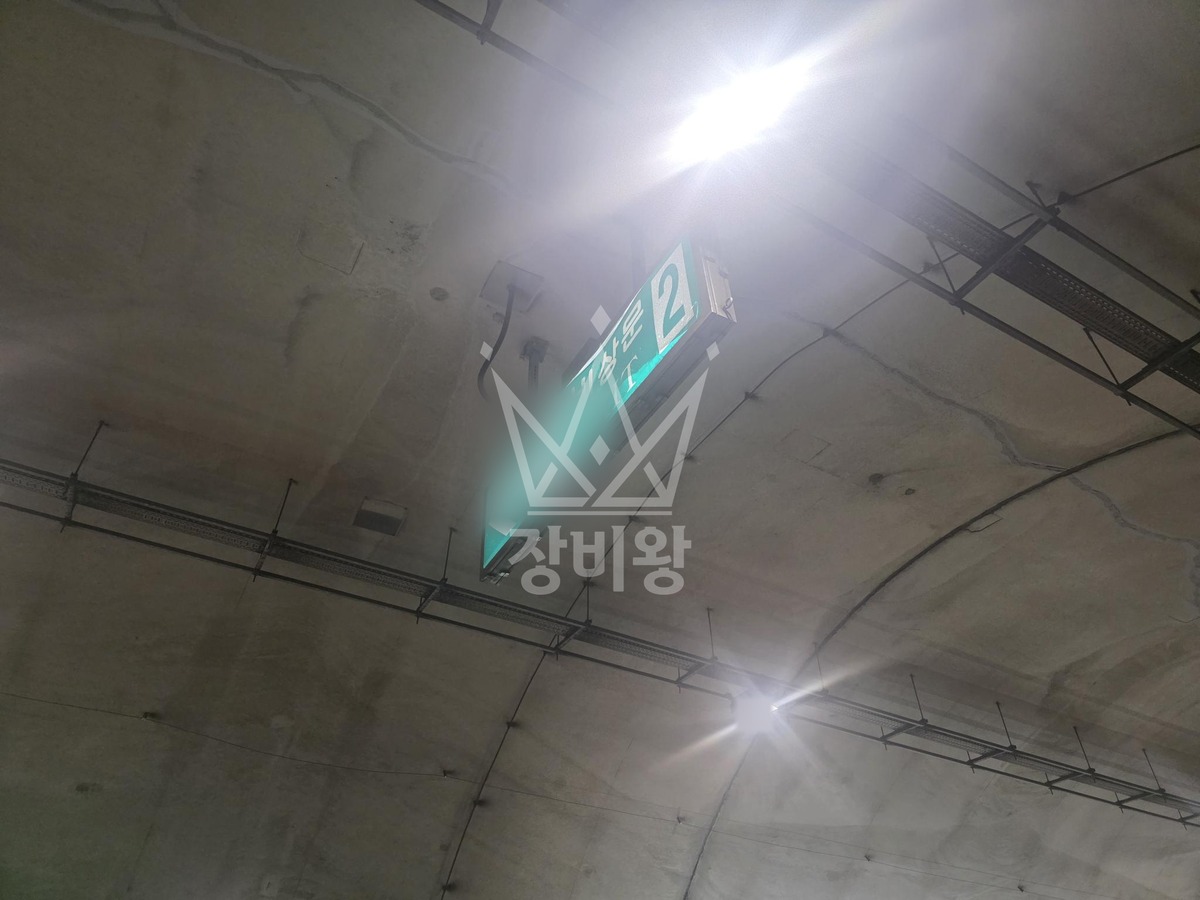경기 화성시 만세구 남양읍 3.5톤 스카이차 터널 내부 간판 고정 작업완료사진 1