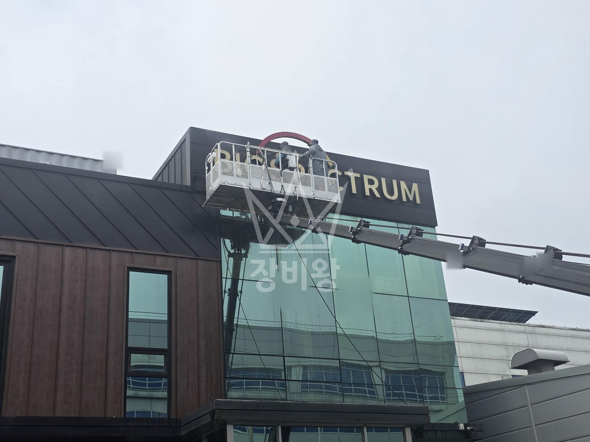 경기 오산시 가장동 3.5톤 스카이차 간판청소 작업사진 2