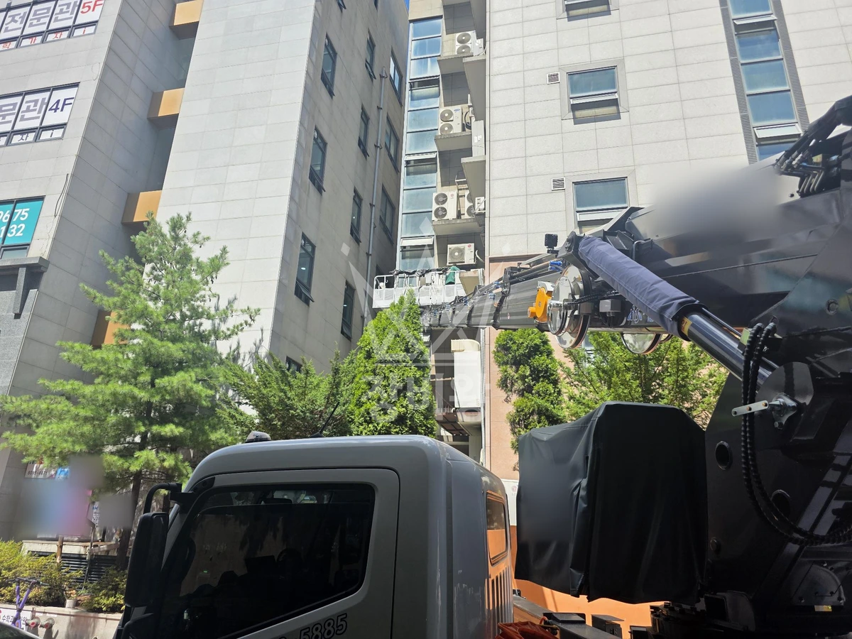 경기 화성시 동탄구 능동 3.5톤 스카이차 3층높이 실외기 작업사진 2