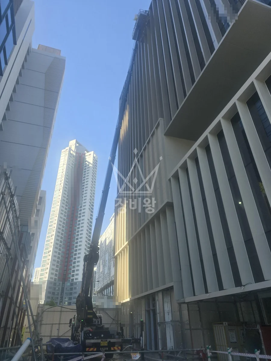 인천 서구 청라동 5톤 스카이차 실리콘코킹 작업사진 3
