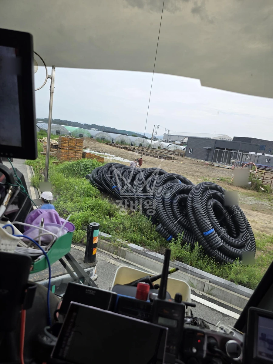 충북 충주시 봉방동 25톤 크레인 무게:6~7톤 자재 하역 및 자재 설치 작업사진 2
