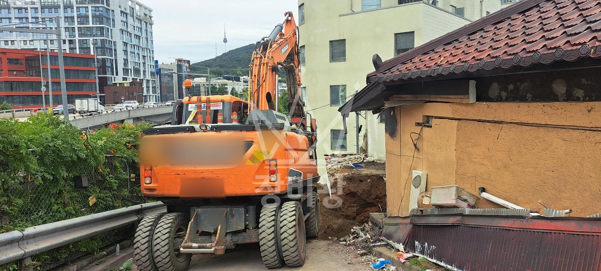 서울 용산구 한남동 포크레인(굴착기) 정화조작업/ 담철거 작업사진 2