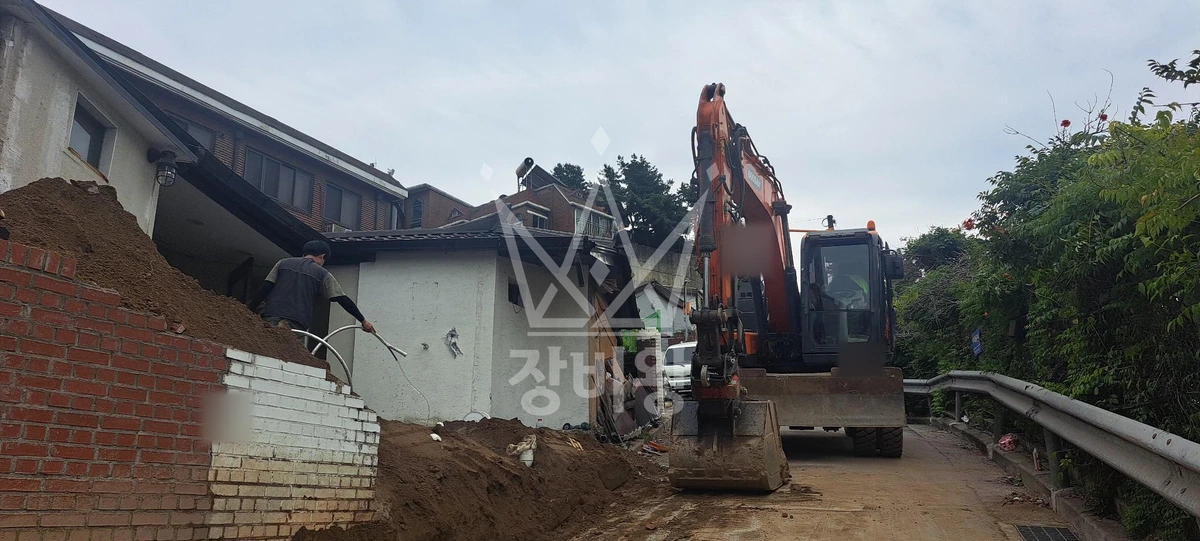 서울 용산구 한남동 포크레인(굴착기) 정화조작업/ 담철거 작업완료사진 1
