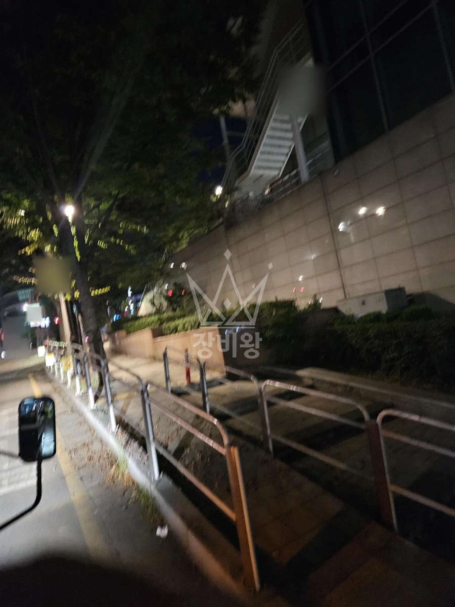 서울 서초구 반포동 13톤 크레인 지주사인철거 작업완료사진 1