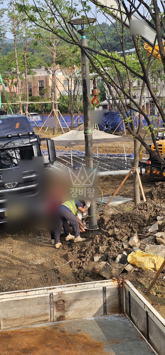 서울 강남구 세곡동 5톤 크레인 가로등 설치 작업사진 2