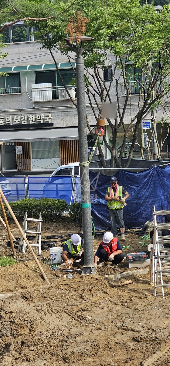 서울 강남구 세곡동 5톤 크레인 가로등 설치 작업사진 3