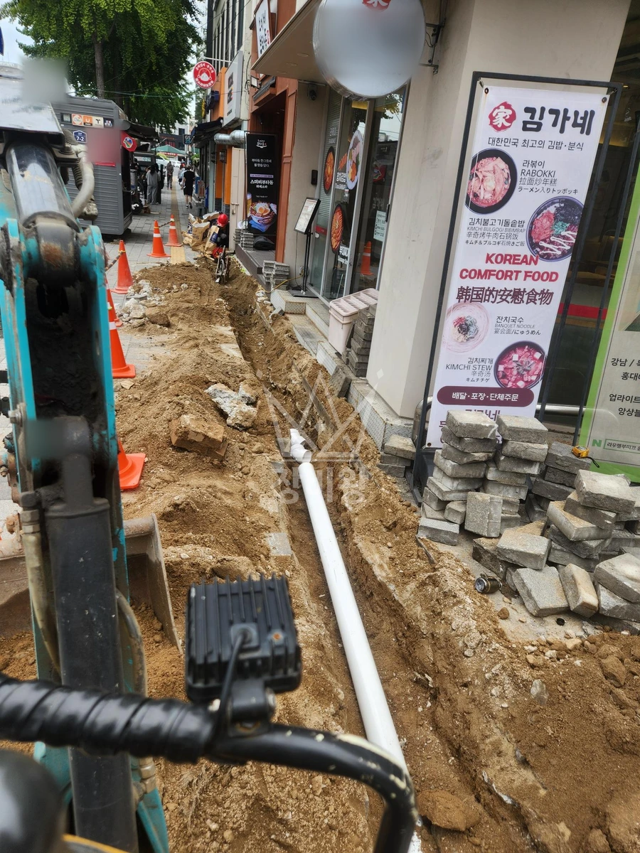 서울 서대문구 창천동 포크레인(굴착기) 배수배관 관로작업 작업사진 2