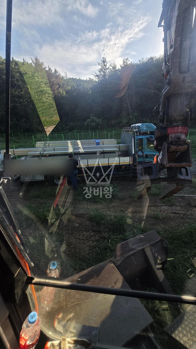 경북 영천시 임고면 포크레인(굴착기) 태양광 자재 하역 작업사진 1