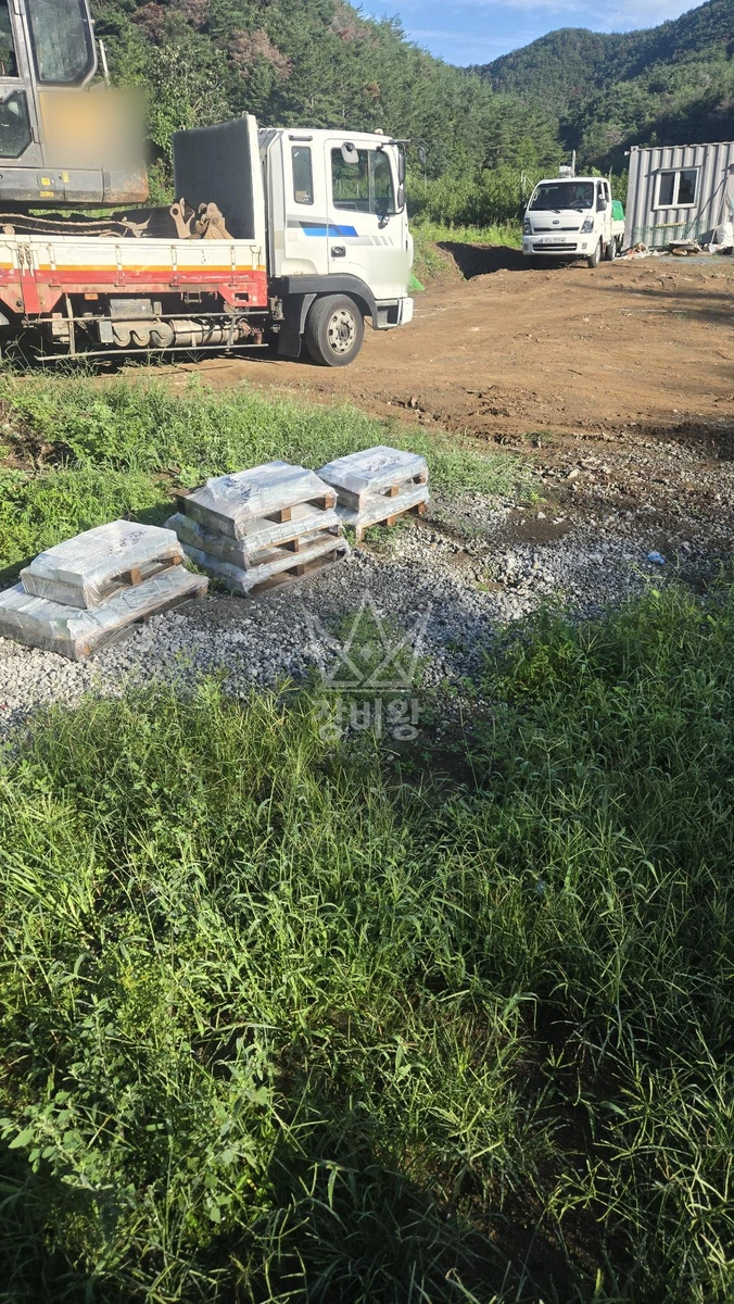 경북 영천시 임고면 포크레인(굴착기) 태양광 자재 하역 작업사진 2