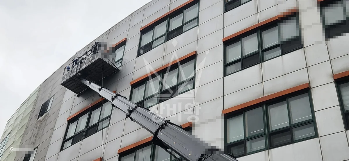 서울 영등포구 신길동 3.5톤 스카이차 유리청소 작업사진 2