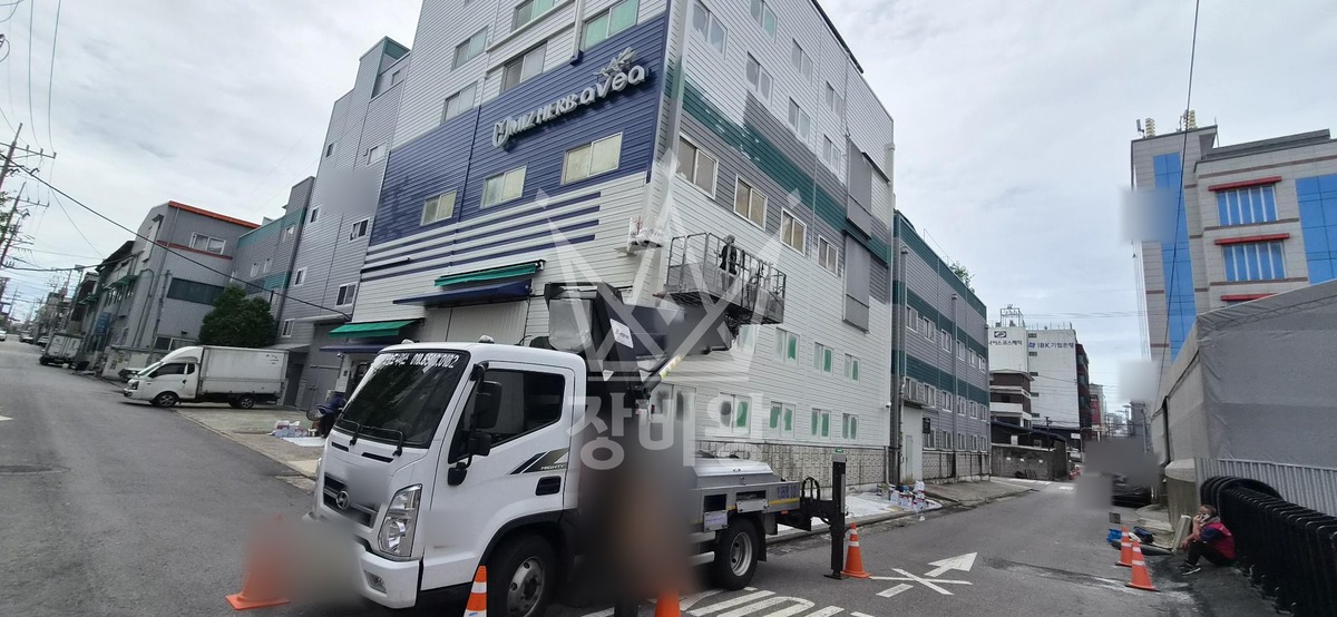 경기 부천시 오정구 3.5톤 스카이차 실리콘 코킹 작업사진 2