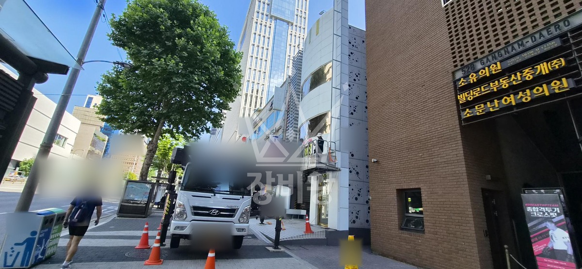 서울 강남구 논현동 3.5톤 스카이차 외벽-철 작업 작업사진 3