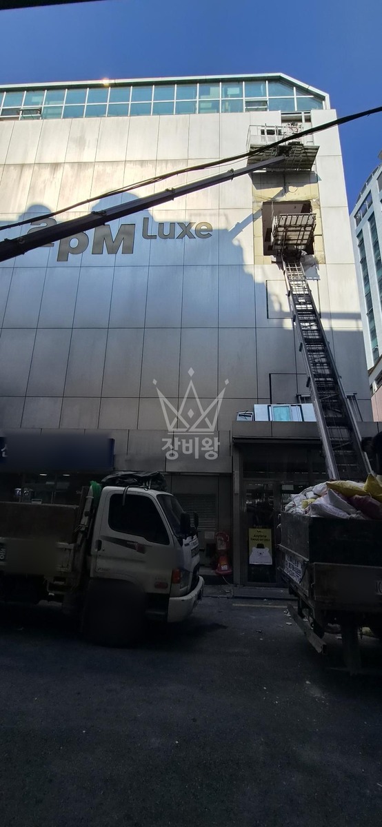 서울 중구 신당동 3.5톤 스카이차 폐기물내림 작업사진 3