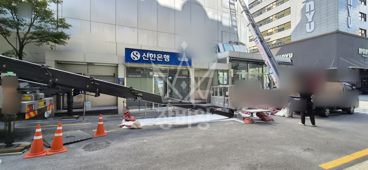 서울 중구 신당동 3.5톤 스카이차 폐기물내림 작업사진 3