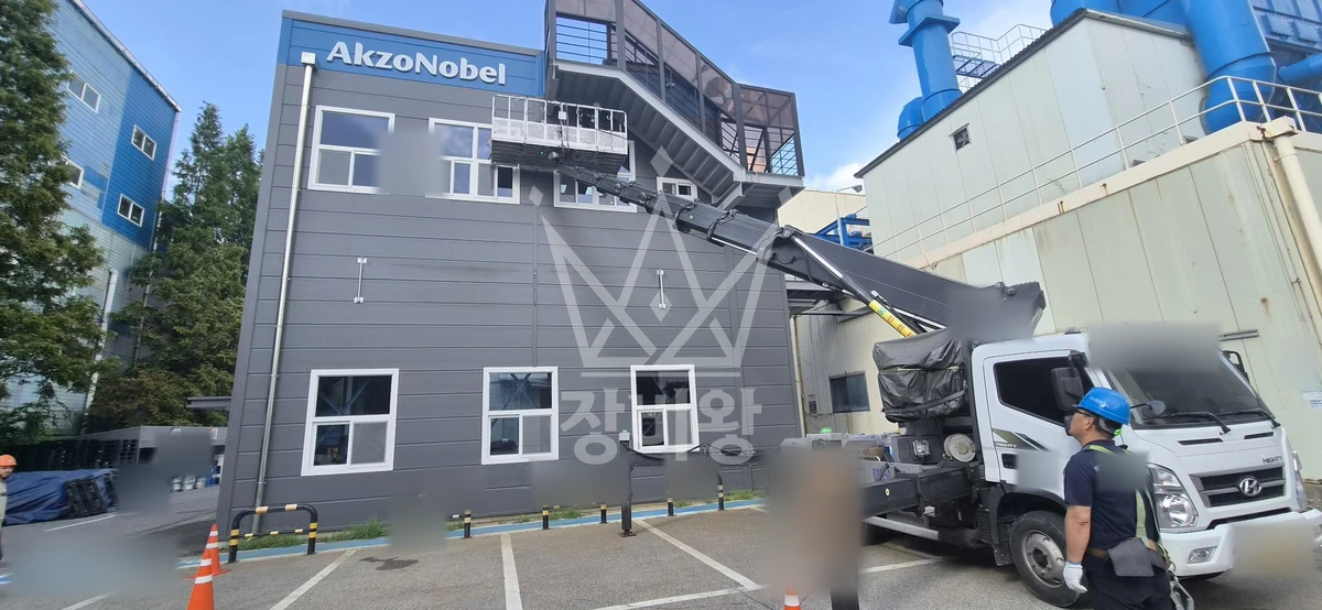 경기 안산시 단원구 성곡동 3.5톤 스카이차 실리콘코킹 작업사진 2