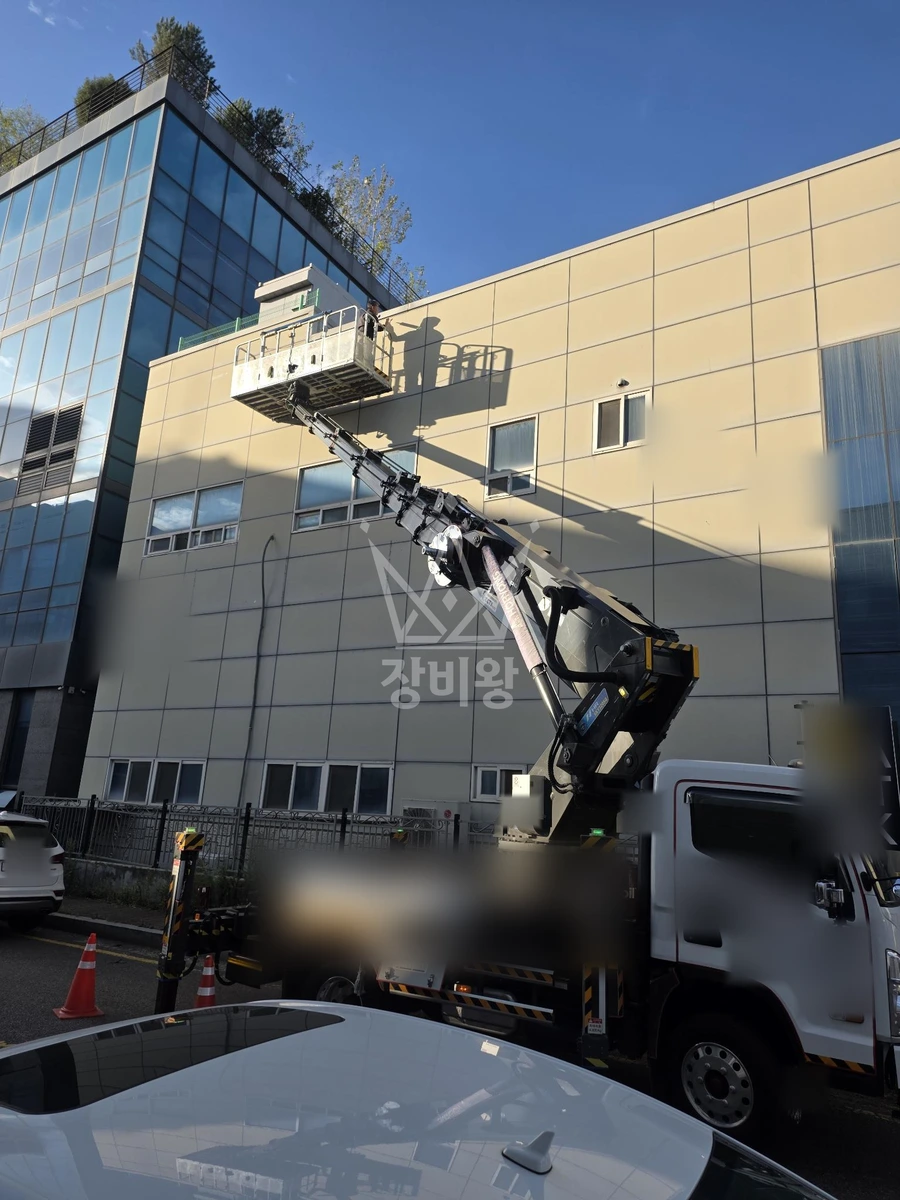 경기 안산시 단원구 성곡동 3.5톤 스카이차 실리콘코킹 작업사진 3