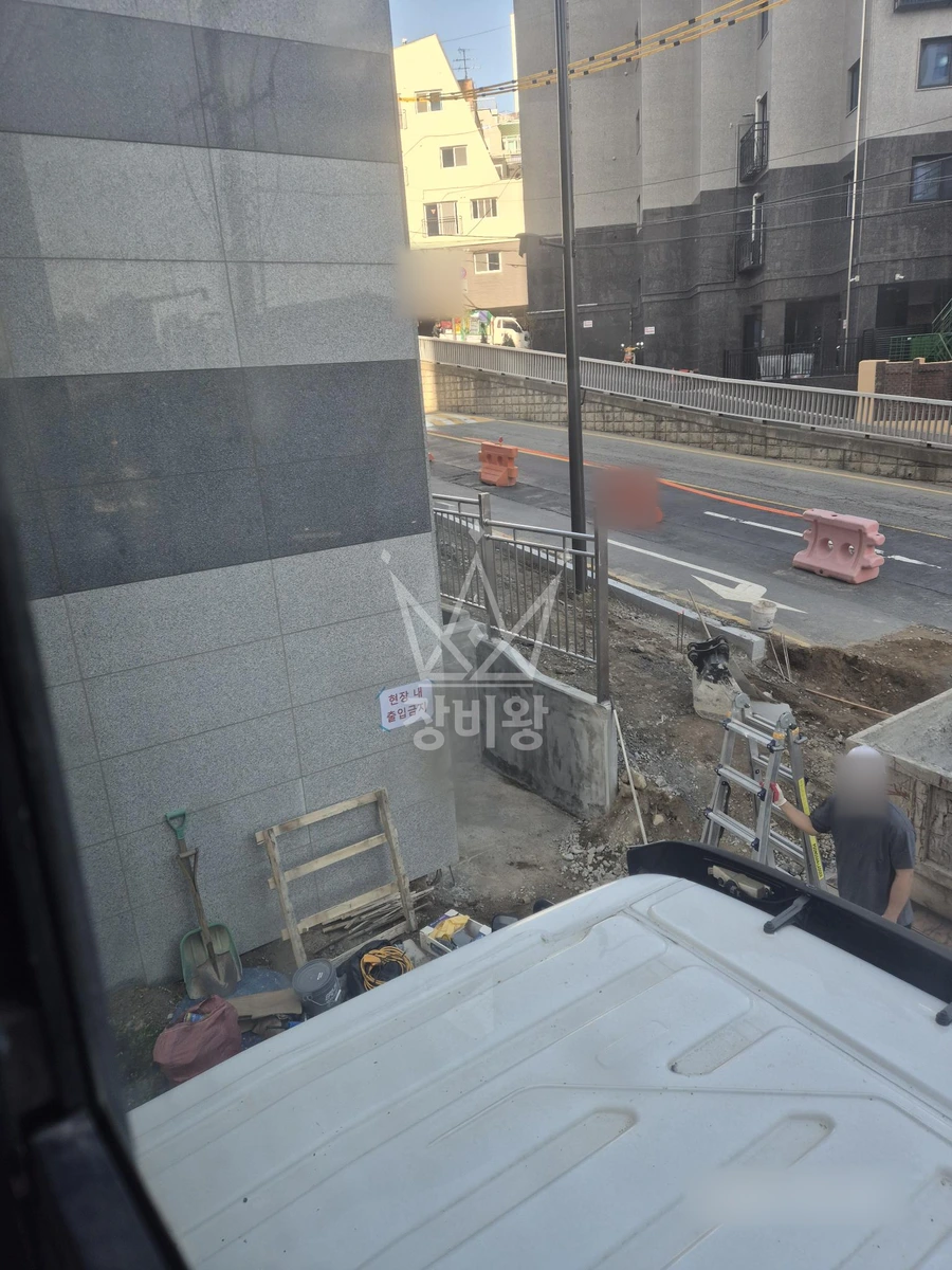 서울 용산구 용문동 5톤 크레인 자재 양중 작업사진 2