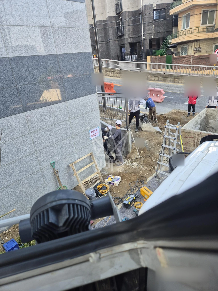 서울 용산구 용문동 5톤 크레인 자재 양중 작업사진 3