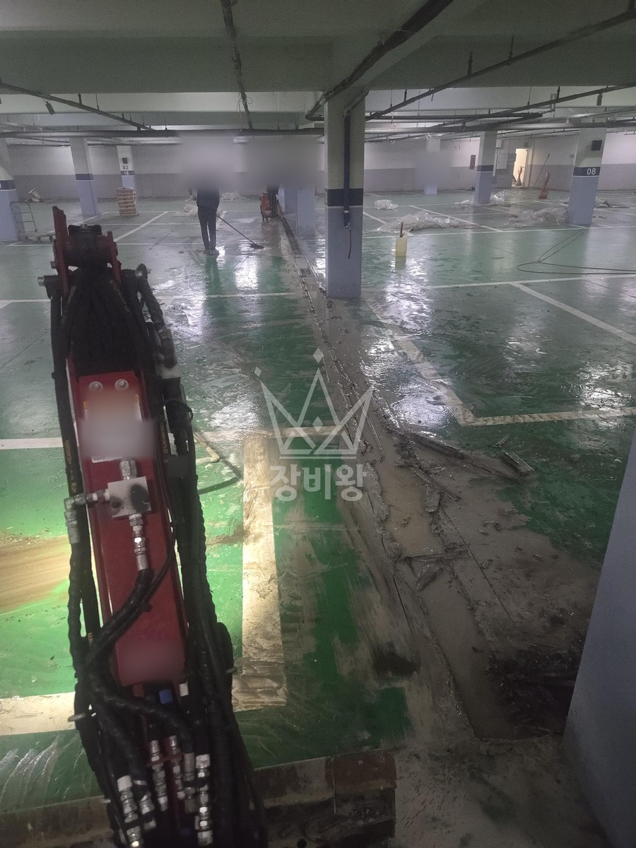 충남 천안시 동남구 청수동 포크레인(굴착기) 아파트 지하주차장 트렌치 보수 작업사진 1