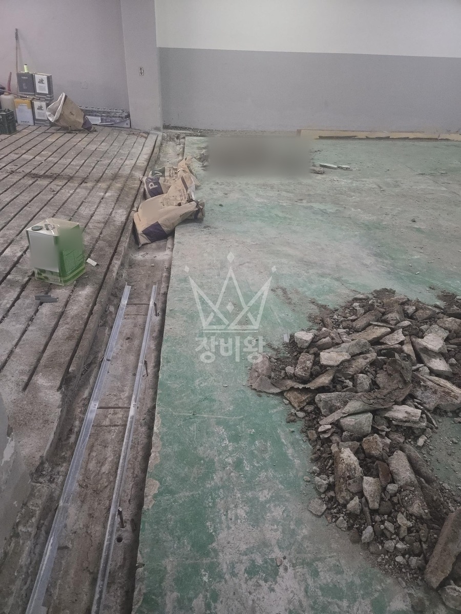 충남 천안시 동남구 청수동 포크레인(굴착기) 아파트 지하주차장 트렌치 보수 작업사진 3