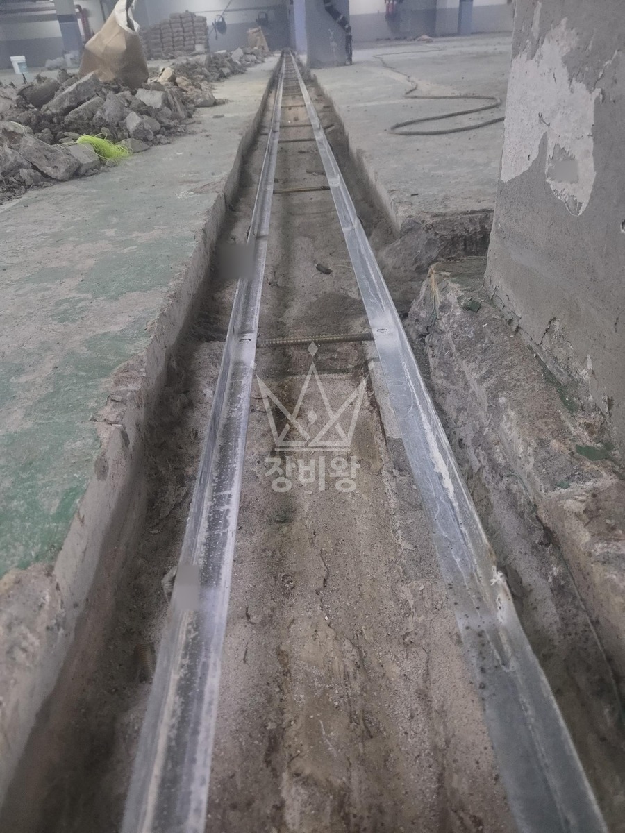 충남 천안시 동남구 청수동 포크레인(굴착기) 아파트 지하주차장 트렌치 보수 작업완료사진 1