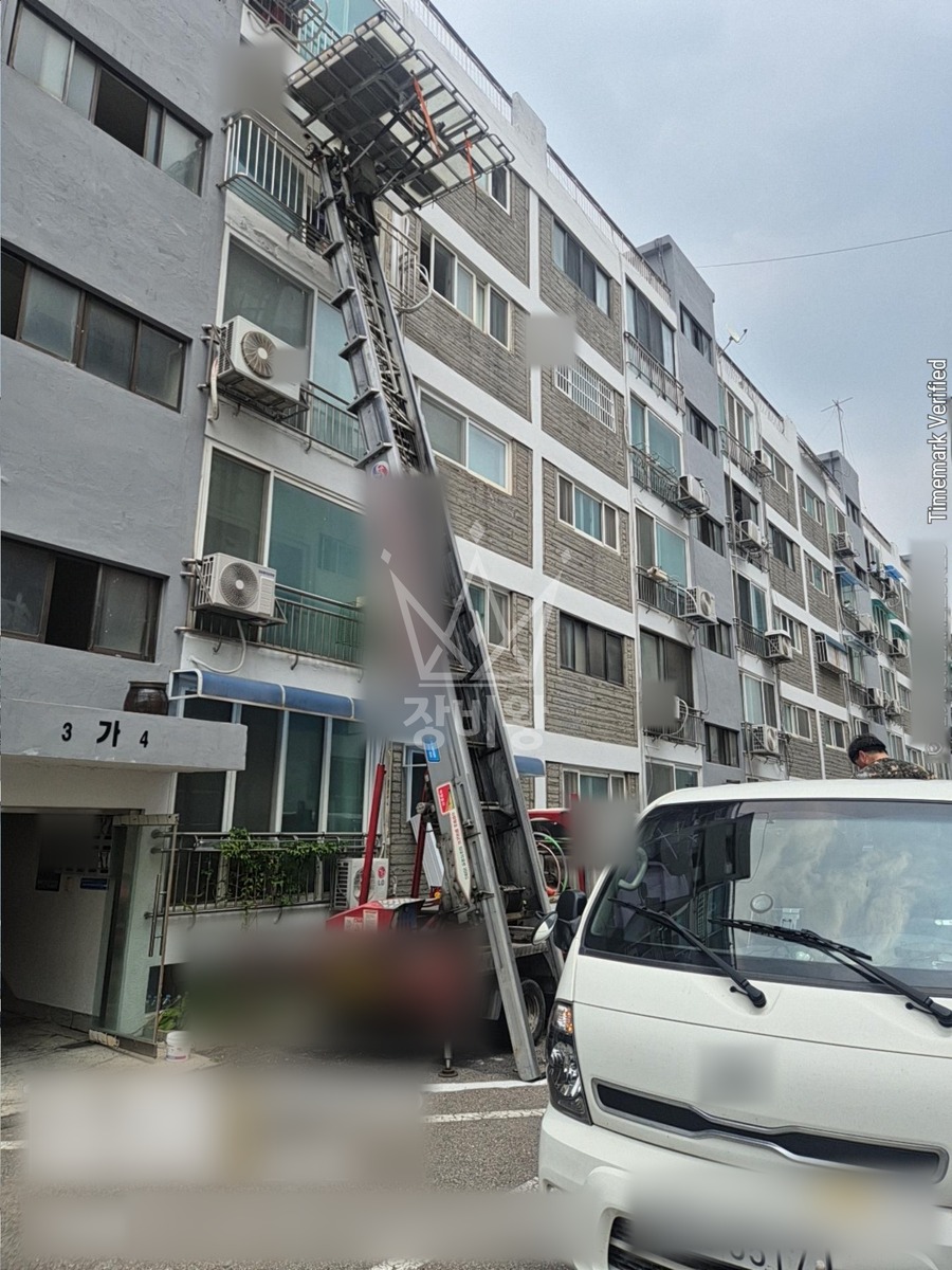 인천 부평구 산곡동 1톤 사다리차 타일/인테리어자재 양중 작업사진 2
