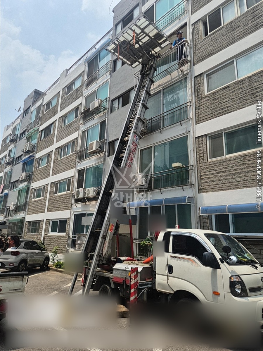 인천 부평구 산곡동 1톤 사다리차 타일/인테리어자재 양중 작업사진 3