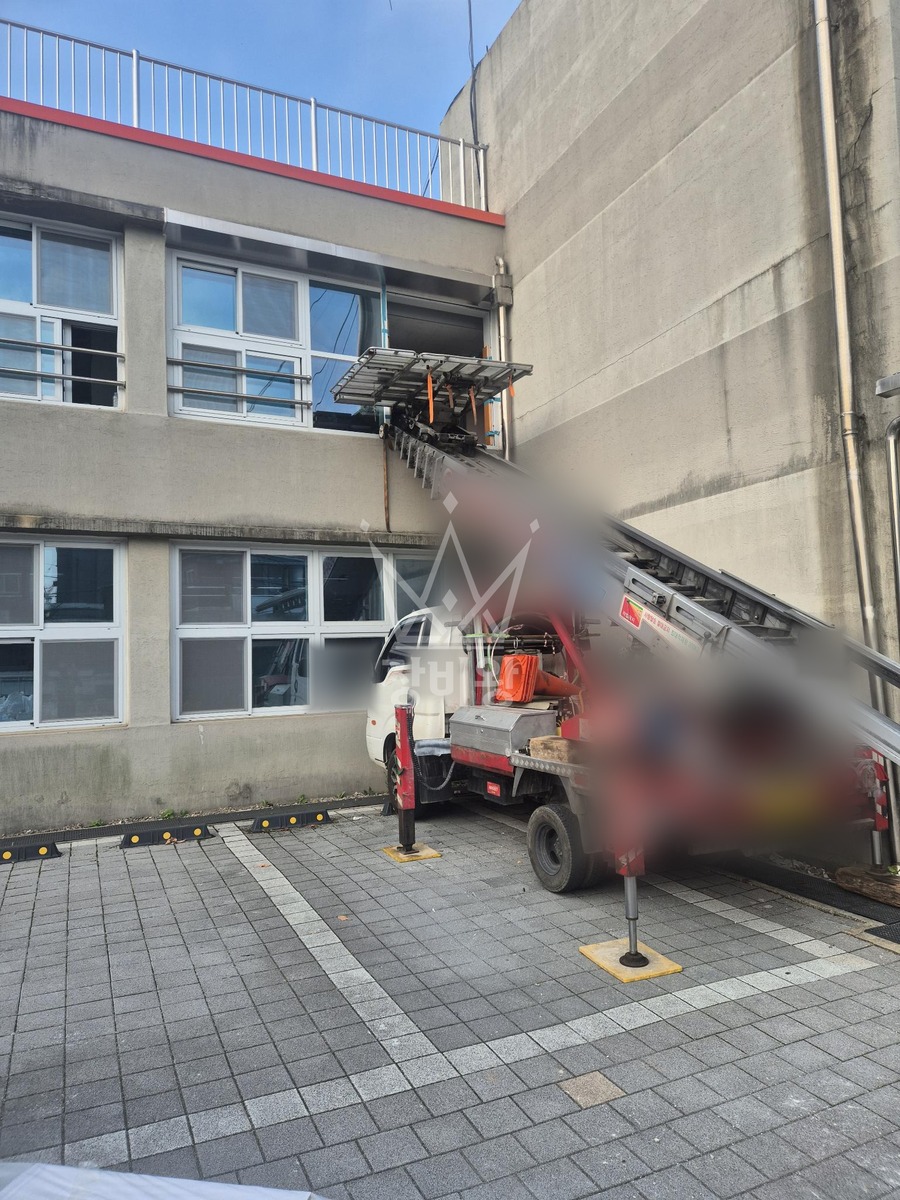 경기 용인시 처인구 모현읍 1톤 사다리차 폐기물내림/저재인양 작업사진 2