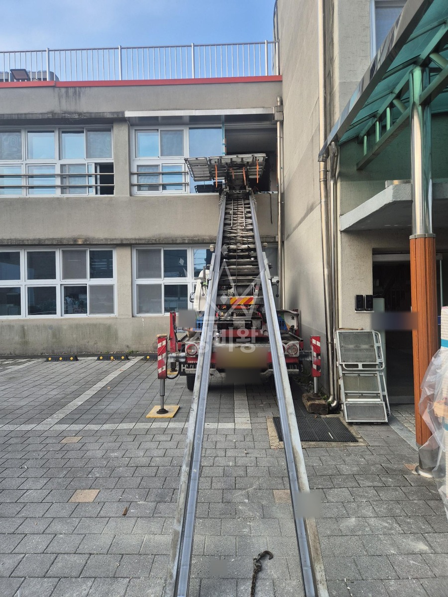 경기 용인시 처인구 모현읍 1톤 사다리차 폐기물내림/저재인양 작업사진 3