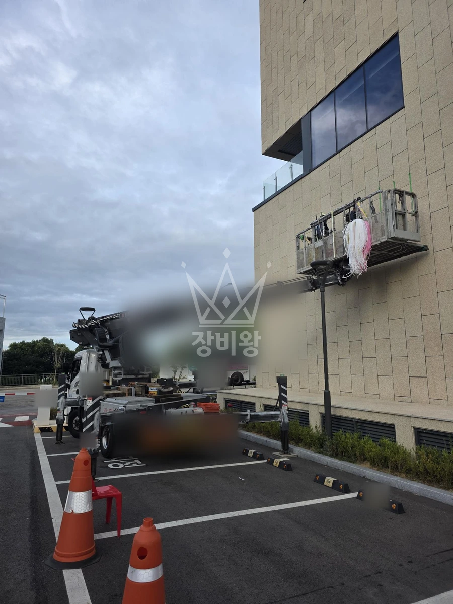 경기 고양시 덕양구 향동동 3.5톤 스카이차 실리콘코킹 작업사진 2