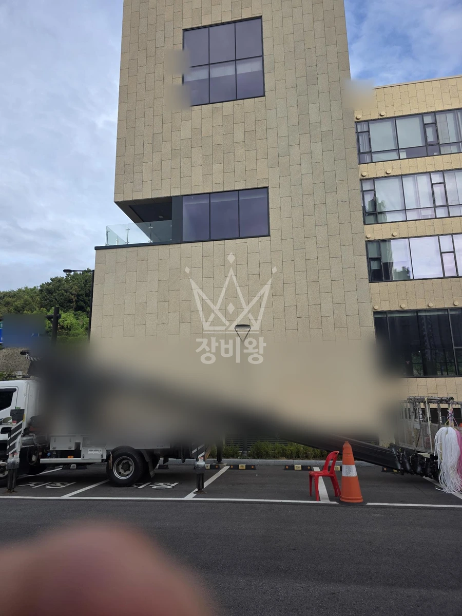 경기 고양시 덕양구 향동동 3.5톤 스카이차 실리콘코킹 작업사진 3