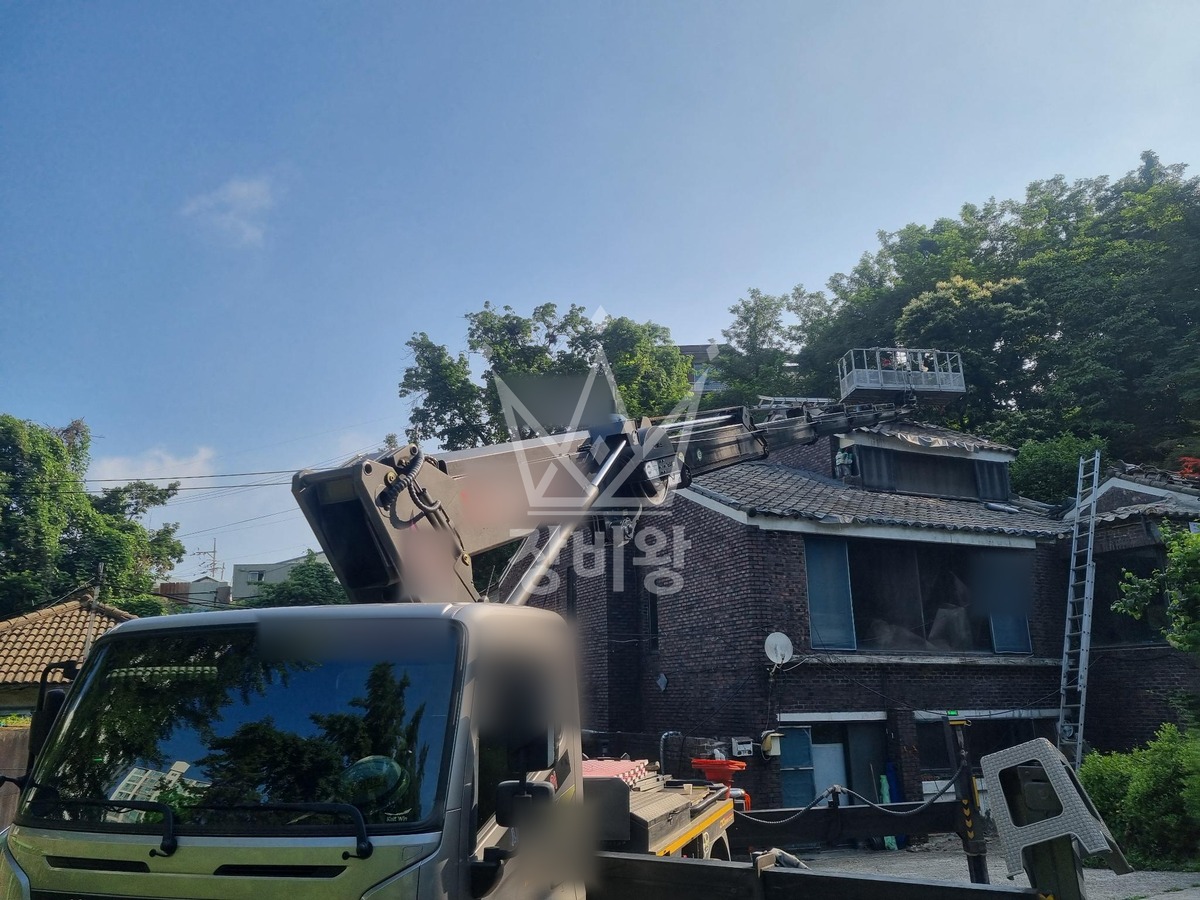 경기 남양주시 평내동 3.5톤 스카이차 기와집 천막 양중/ 천막 보수 작업사진 2
