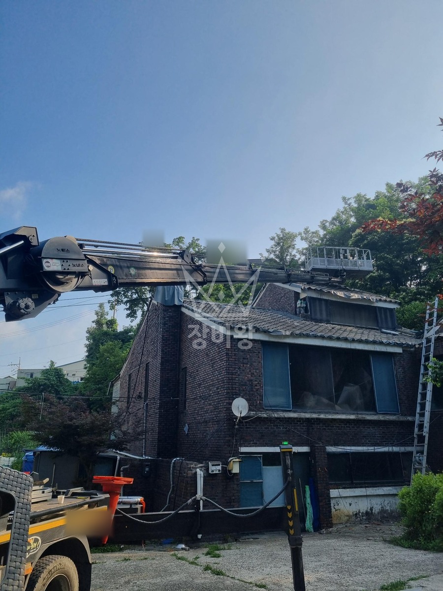 경기 남양주시 평내동 3.5톤 스카이차 기와집 천막 양중/ 천막 보수 작업사진 3