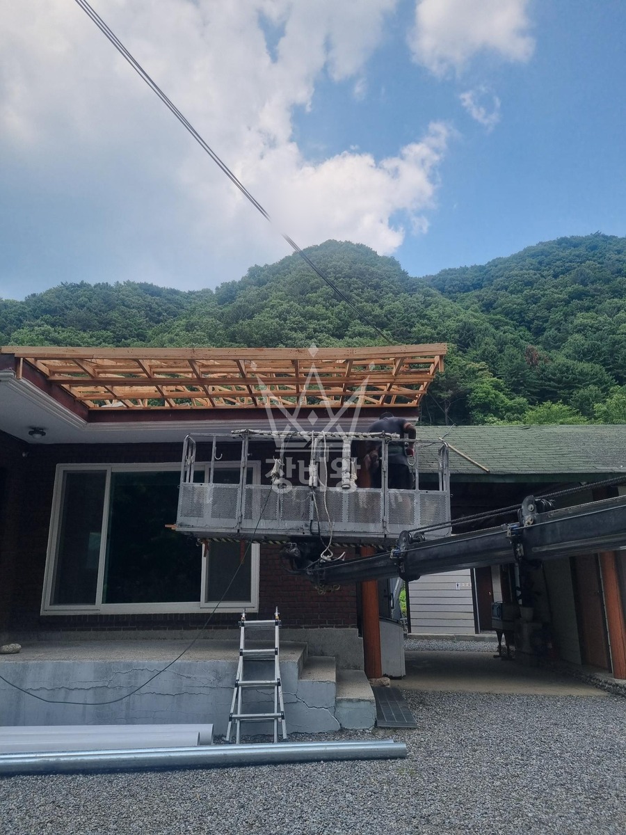 경기 가평군 설악면 3.5톤 스카이차 지붕작업 작업사진 3