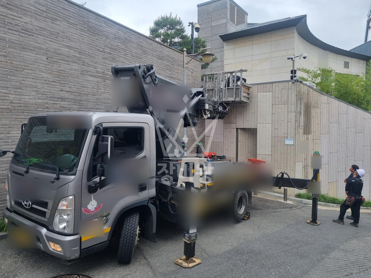서울 용산구 한남동 3.5톤 스카이차 외부 적외선감지기 교체 작업사진 1