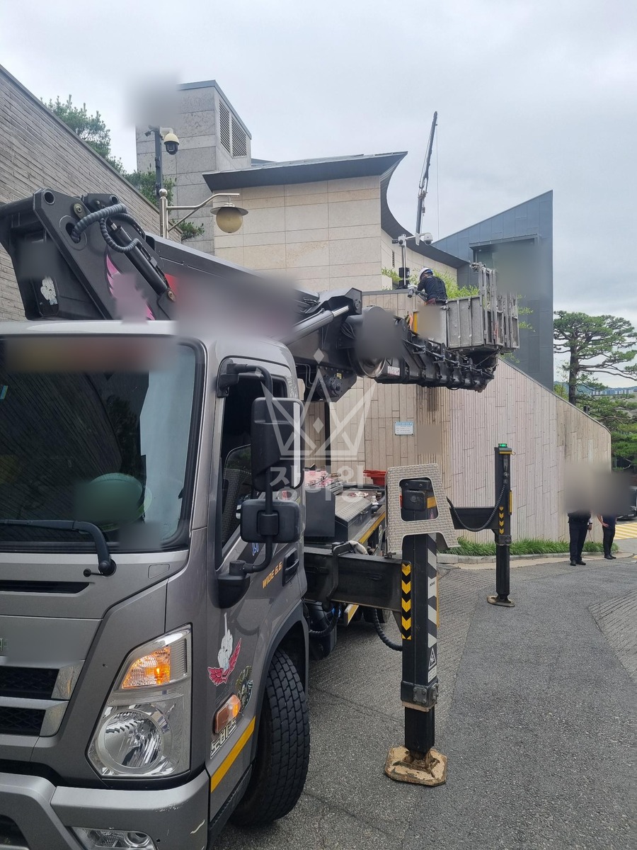 서울 용산구 한남동 3.5톤 스카이차 외부 적외선감지기 교체 작업사진 3