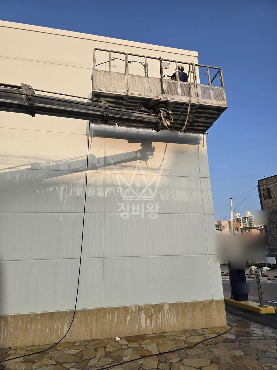 충남 당진시 읍내동 3.5톤 스카이차 외벽물청소 작업사진 2
