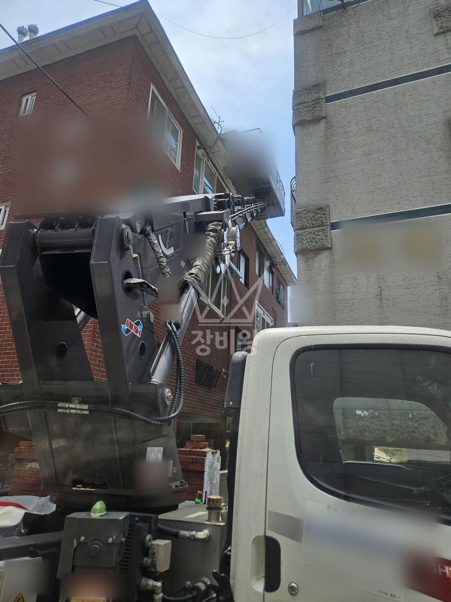 서울 강서구 화곡동 2.5톤 스카이차 지붕에 자재양중-지붕수리 작업사진 1