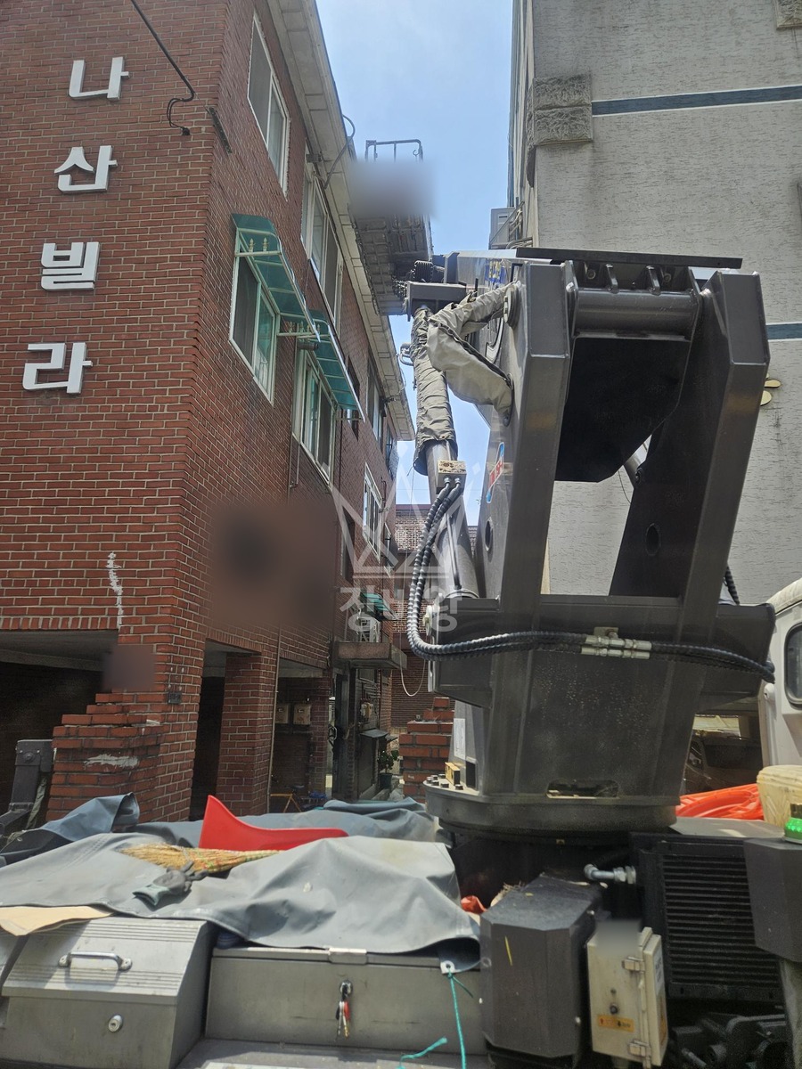 서울 강서구 화곡동 2.5톤 스카이차 지붕에 자재양중-지붕수리 작업사진 2