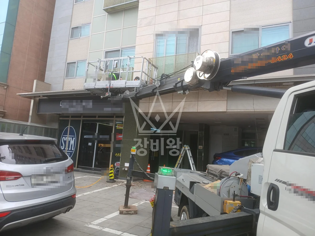 서울 광진구 군자동 1톤 스카이차 2층 처마 목재합판 철거 작업사진 1