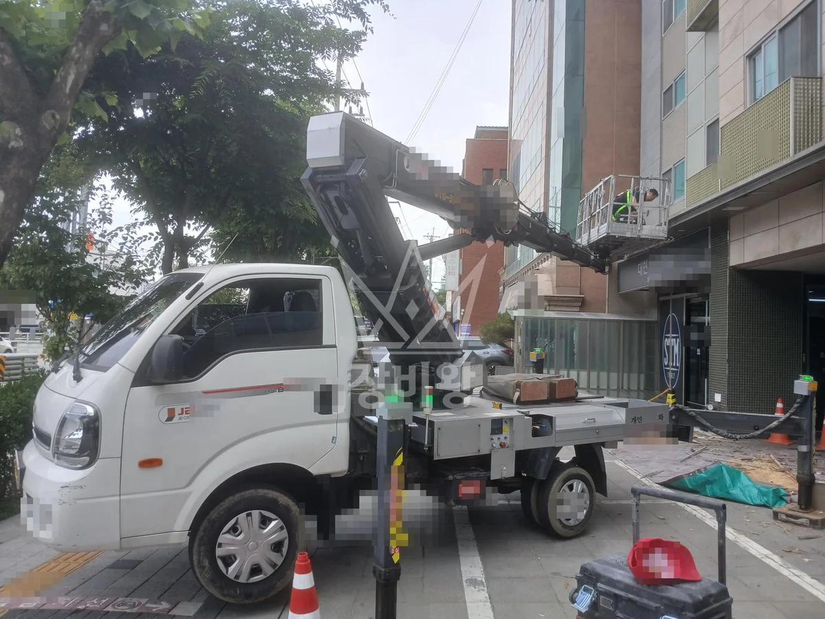 서울 광진구 군자동 1톤 스카이차 2층 처마 목재합판 철거 작업사진 3