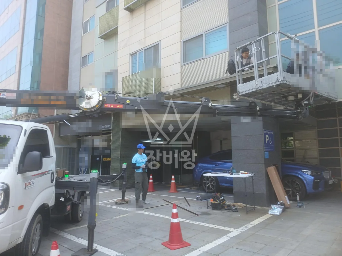 서울 광진구 군자동 1톤 스카이차 2층 처마 목재합판 철거 작업사진 1