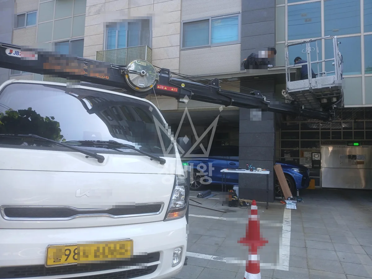 서울 광진구 군자동 1톤 스카이차 2층 처마 목재합판 철거 작업사진 2