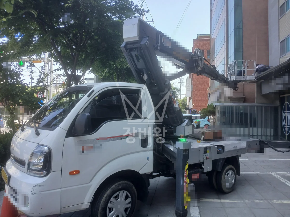 서울 광진구 군자동 1톤 스카이차 2층 처마 목재합판 철거 작업사진 3