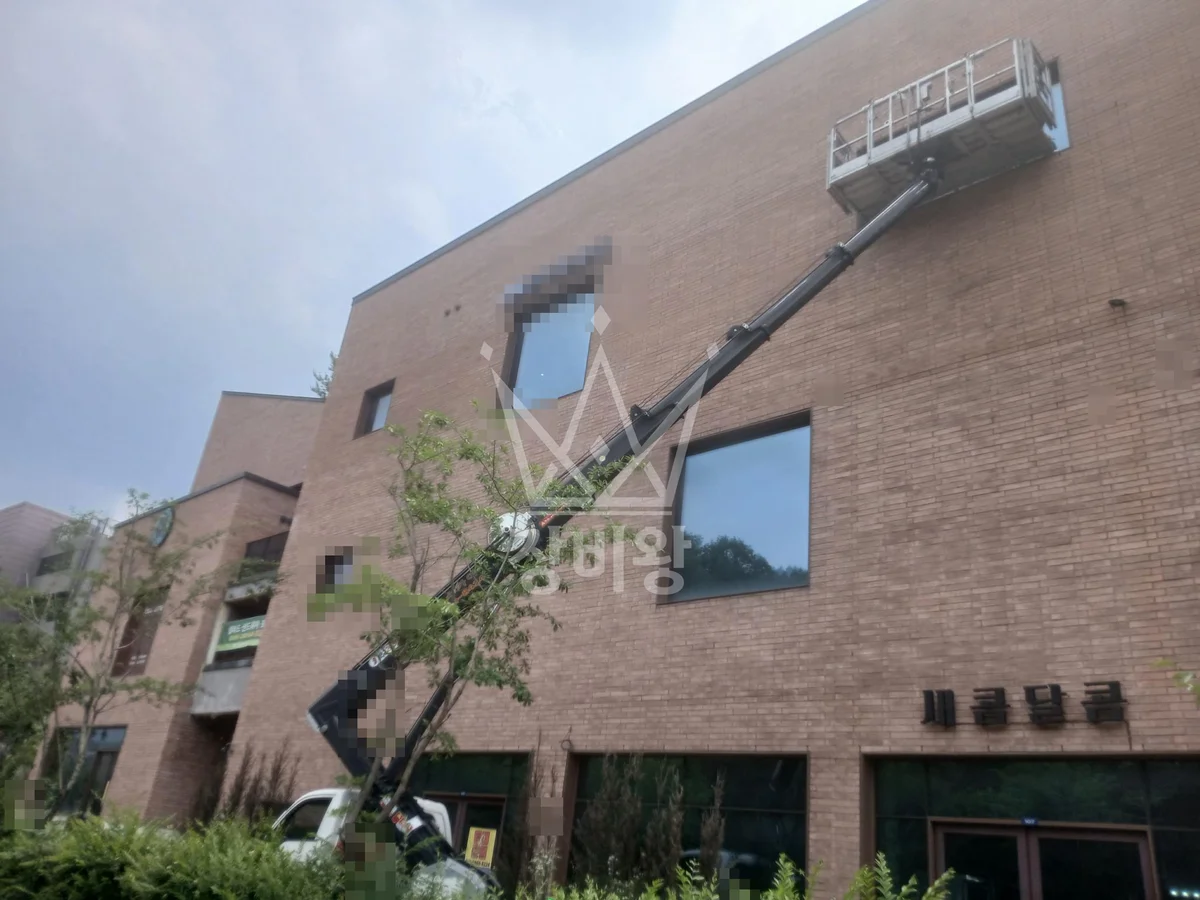 경기 고양시 덕양구 1톤 스카이차 3층 유리철거 작업사진 1