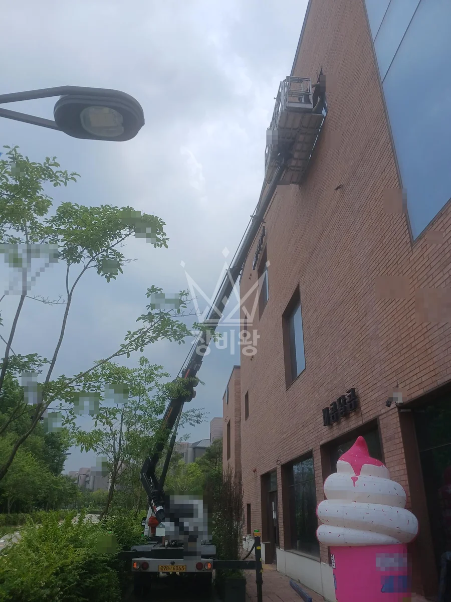 경기 고양시 덕양구 1톤 스카이차 3층 유리철거 작업사진 2