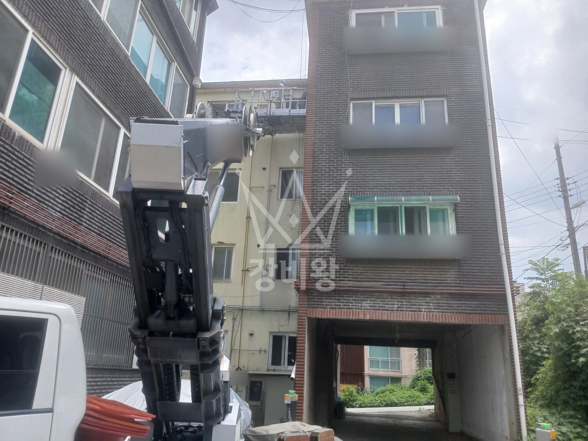 경기 화성시 장안면 1톤 스카이차 빌라 4층 난간 실리콘 작업 작업사진 1