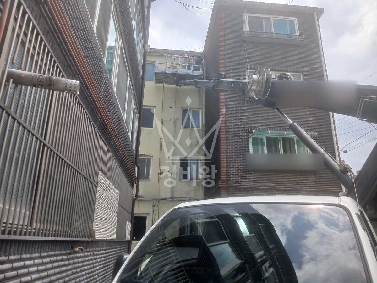 경기 화성시 장안면 1톤 스카이차 빌라 4층 난간 실리콘 작업 작업사진 2